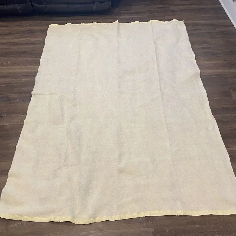 Cannon Mills Blanket 68x92 Satin Trim USA Acrylic‎ Yellow Cream Color twin